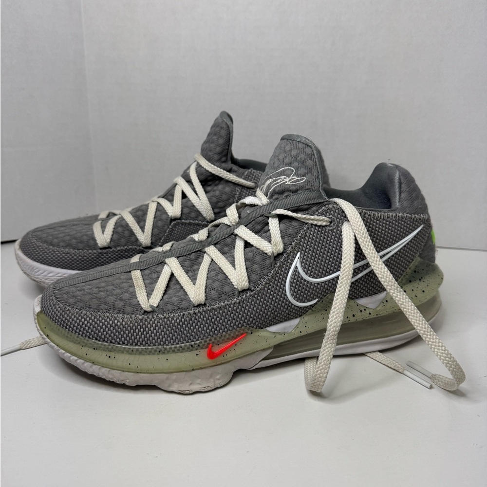 Nike Lebron XVII Low Athletic Lace Up Shoe Mens Size 11 Gray White